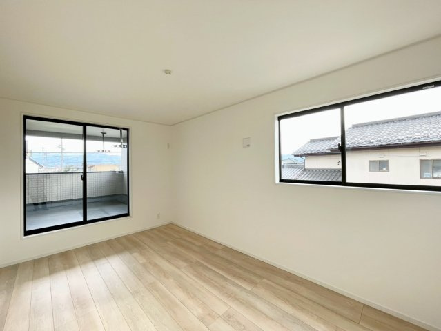 長野市宮沖第４の洋室|日当たり風通しともに良好！明るく朝を迎えられるつくりになっています♪