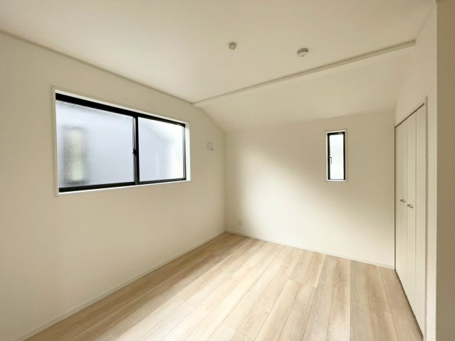 長野市宮沖第４の洋室|日当たり風通しともに良好！明るく朝を迎えられるつくりになっています♪