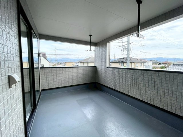 長野市宮沖第４のバルコニー|日当たり良好な広いバルコニー！洗濯物の出し入れなど楽々できちゃいます♪