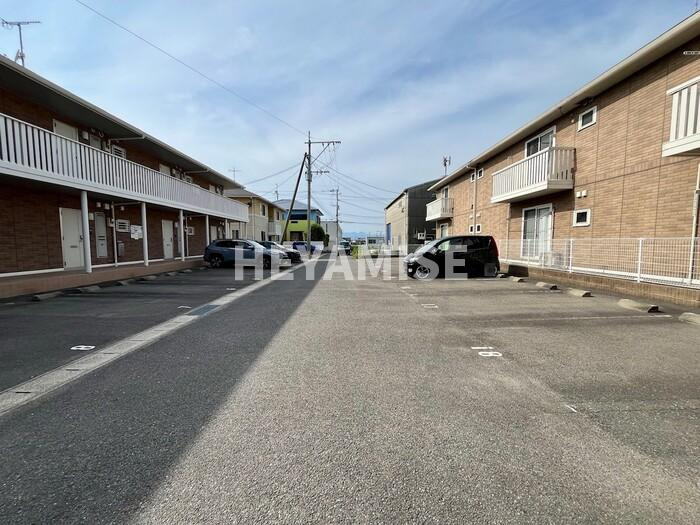 ファミーユ凪A棟の駐車場