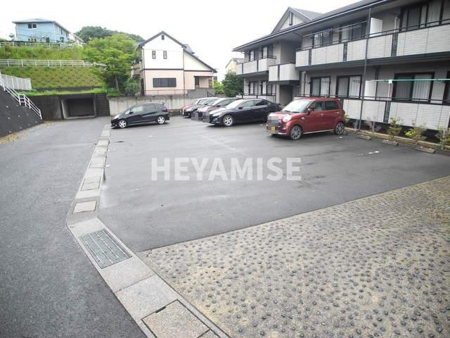 ロイヤルガーデン白岩A棟の駐車場
