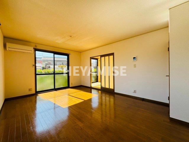 ロイヤルガーデン仲沖Aの居間・リビング|※室内画像は別号室のもの