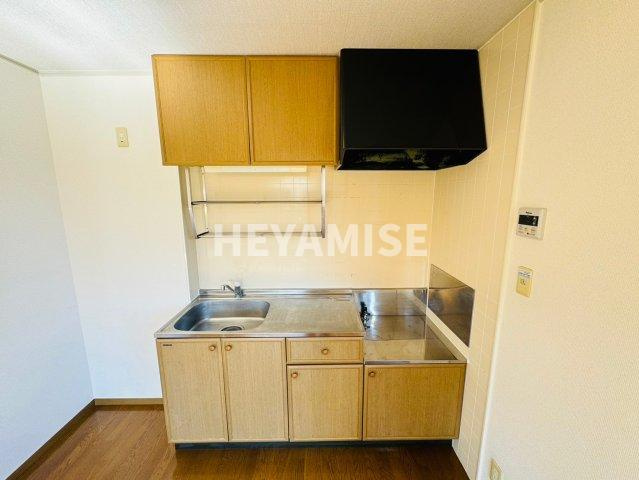 ロイヤルガーデン仲沖Aのキッチン|※室内画像は別号室のもの