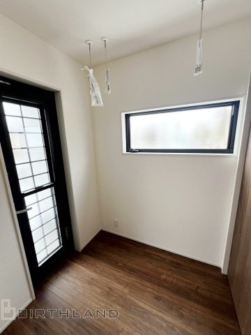 新築戸建・新築建売　笹谷桜水第6　笹谷小・信陵中の居間・リビング|ランドリールームがあるのでお洗濯物干しもスムーズです！