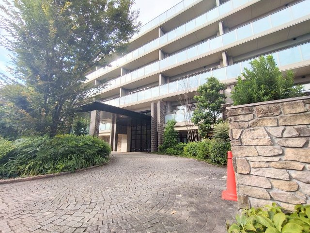 プレイスコート喜多見のエントランス|エントランスまでのアプローチ