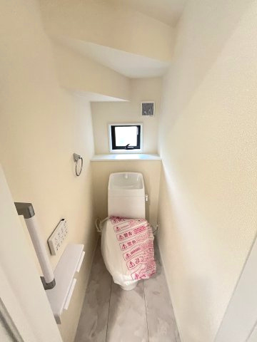 【トイレ】 | 糟屋郡粕屋町戸原東2丁目第2　1号棟（全2棟）【仲介手数料無料・0円】 | 現地写真。1階のトイレです。