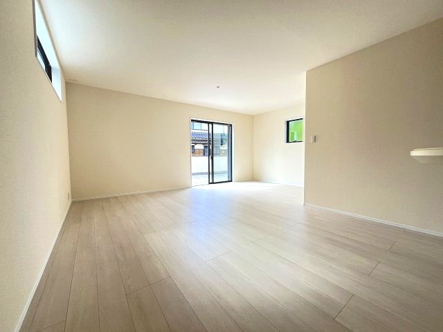 【居間・リビング】 | 糟屋郡粕屋町戸原東2丁目第2　1号棟（全2棟）【仲介手数料無料・0円】 | 現地写真。