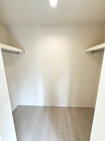 【収納】 | 糟屋郡粕屋町戸原東2丁目第2　1号棟（全2棟）【仲介手数料無料・0円】 | 現地写真。ウォークインクローゼットです。