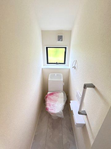 【トイレ】 | 糟屋郡粕屋町戸原東2丁目第2　1号棟（全2棟）【仲介手数料無料・0円】 | 現地写真。2階にもトイレです。