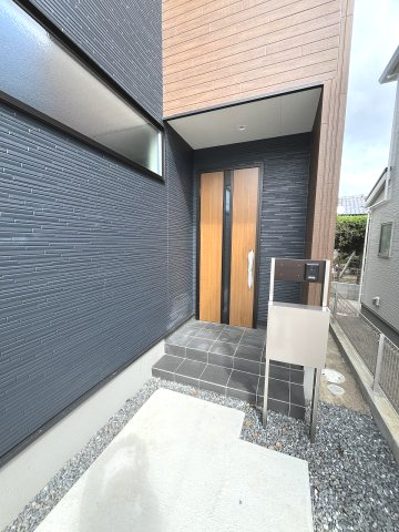 【玄関】 | 糟屋郡粕屋町戸原東2丁目第2　1号棟（全2棟）【仲介手数料無料・0円】 | 現地写真。