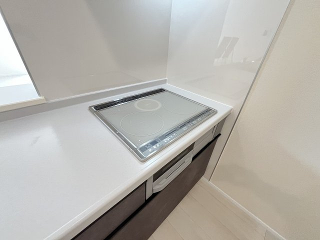 【キッチン】 | 糟屋郡粕屋町戸原東2丁目第2　1号棟（全2棟）【仲介手数料無料・0円】 | 現地写真。IHクッキングヒーター