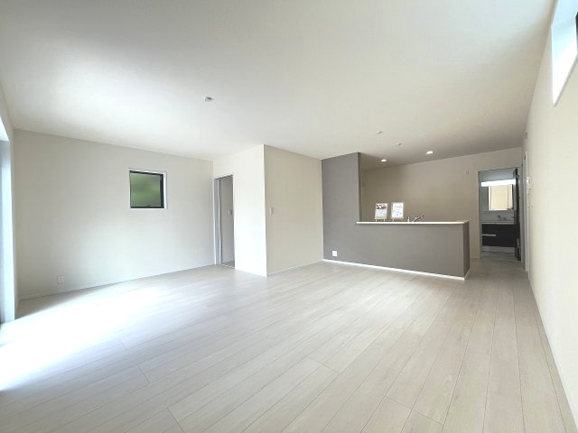 【居間・リビング】 | 糟屋郡粕屋町戸原東2丁目第2　1号棟（全2棟）【仲介手数料無料・0円】 | 現地写真。リビングです。