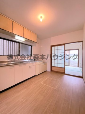 【居間・リビング】 | 　枚方市茄子作東町44戸建貸家 | 明るい居間です