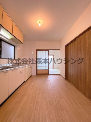 【居間・リビング】 | 　枚方市茄子作東町44戸建貸家 | ゆったりとした居間です