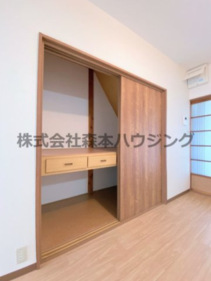 【収納】 | 　枚方市茄子作東町44戸建貸家 | 便利な階段下収納です