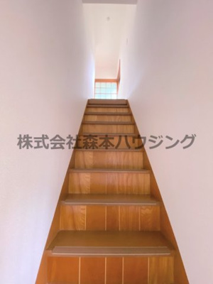 【内装】 | 　枚方市茄子作東町44戸建貸家 | 室内階段部分です