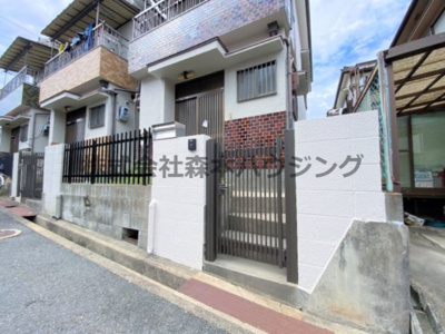 【エントランス】 | 　枚方市茄子作東町44戸建貸家 | 落ち着いたエントランスです