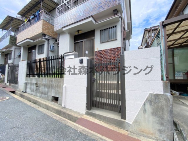 【エントランス】 | 　枚方市茄子作東町44戸建貸家 | 落ち着いたエントランスです