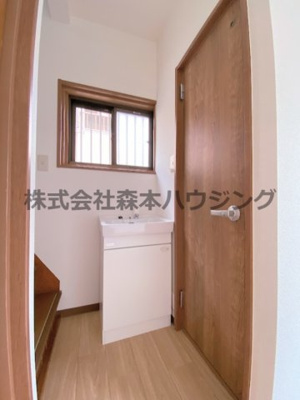 【洗面所】 | 　枚方市茄子作東町44戸建貸家 | 忙しい朝には欠かせない洗面所です