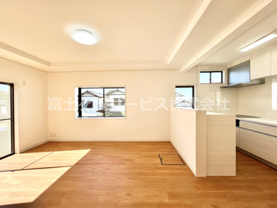 【居間・リビング】 | 菊川市本所 中古戸建て | 約14帖のLDK