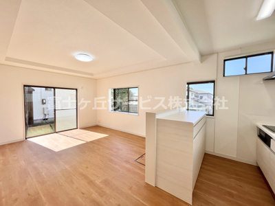 【居間・リビング】 | 菊川市本所 中古戸建て | 約14帖のLDK