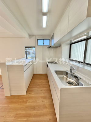 【キッチン】 | 菊川市本所 中古戸建て | 作業台もある便利なキッチン