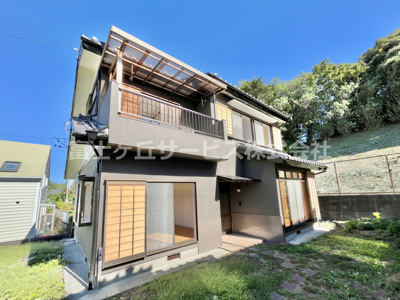 【外観】 | 菊川市本所 中古戸建て | 並列駐車2台可能！4LDK再生住宅が月々3万円台から登場です！徒歩10分圏内にスーパーやドラッグストアが揃い、お買い物にも便利な立地です！