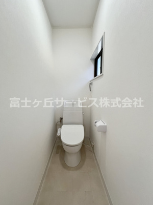 【トイレ】 | 菊川市本所 中古戸建て | 2階トイレ
