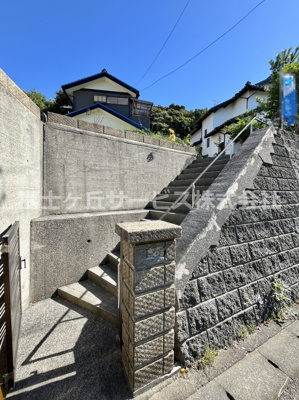 【外観】 | 菊川市本所 中古戸建て | 階段を上がります