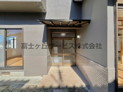 【玄関】 | 菊川市本所 中古戸建て | 落ち着いた玄関です