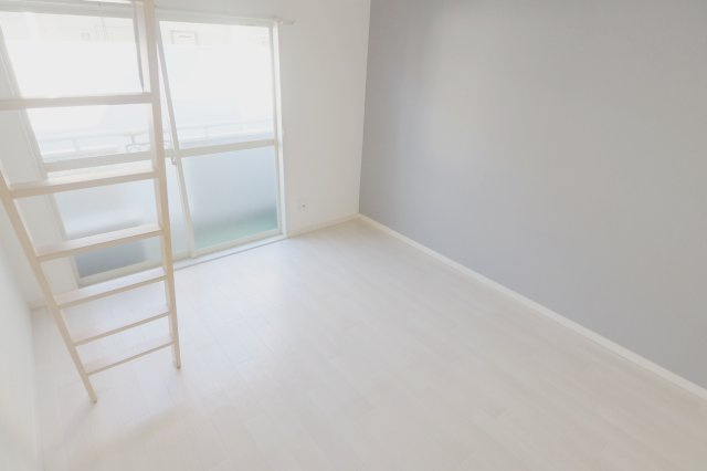 ユーハイム緑井A棟の居間・リビング