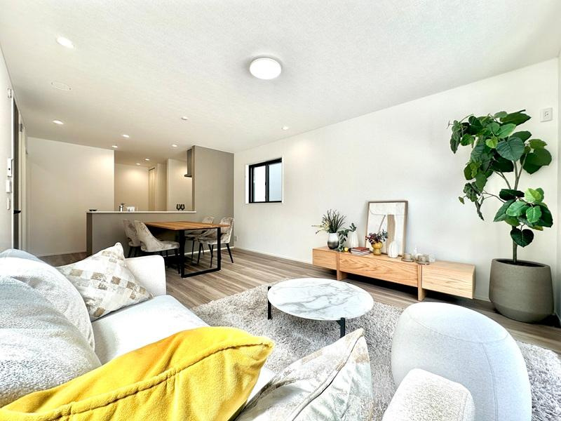 恋ヶ窪Ⅲの居間・リビング|対面キッチンからはリビング全体を見渡せる。吊り戸収納が無く広々としており、“家族がつながる”あたたかな空間設計。