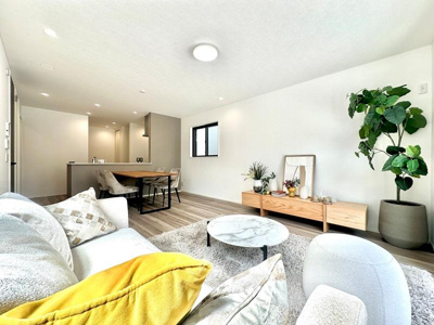 【居間・リビング】 | 恋ヶ窪Ⅲ | 対面キッチンからはリビング全体を見渡せる。吊り戸収納が無く広々としており、“家族がつながる”あたたかな空間設計。