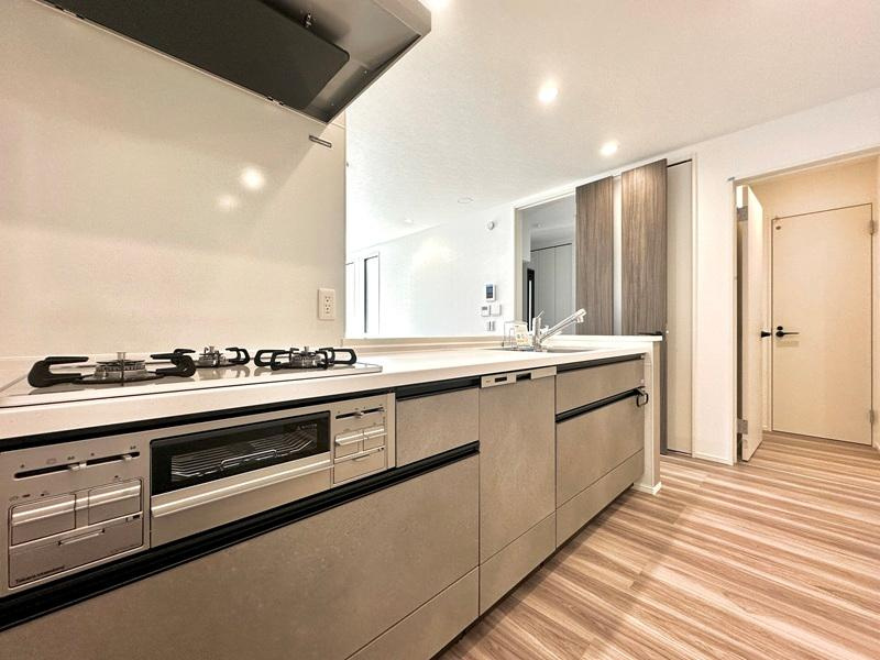 恋ヶ窪Ⅲのキッチン|インテリア性の高いキッチンスペース。ガラストップコンロや食洗器など機能性も高いキッチン。