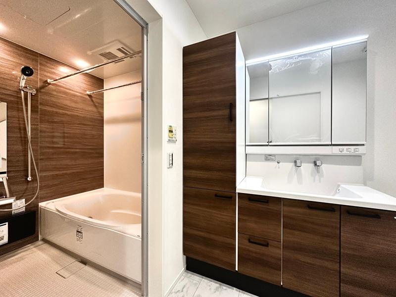 恋ヶ窪Ⅲの浴室|脱衣室には収納量豊富な棚付き洗面台を設置。タオルや下着類はもちろんの事、洗剤のストックなどいつでも脱衣室をスッキリさせます。