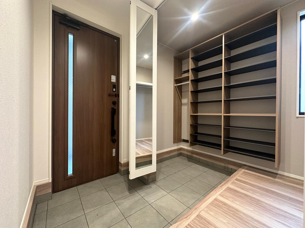 恋ヶ窪Ⅲの玄関|【シューズインクローゼット】
ゲストを迎えるエントランスはいつもスッキリと。ベビーカーも畳まず収納可能。