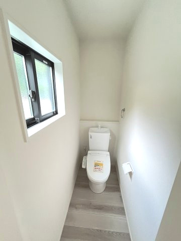 【トイレ】 | 糟屋郡粕屋町江辻6期　1号棟（全1棟）【仲介手数料無料・0円】 | 現地写真。1階のトイレです。