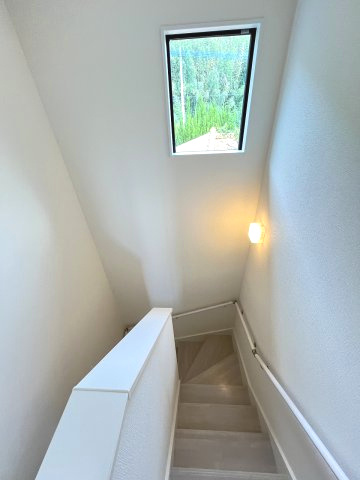 【内装】 | 糟屋郡粕屋町江辻6期　1号棟（全1棟）【仲介手数料無料・0円】 | 現地写真。2階へ上がる階段です。手摺もついて安全ですね。