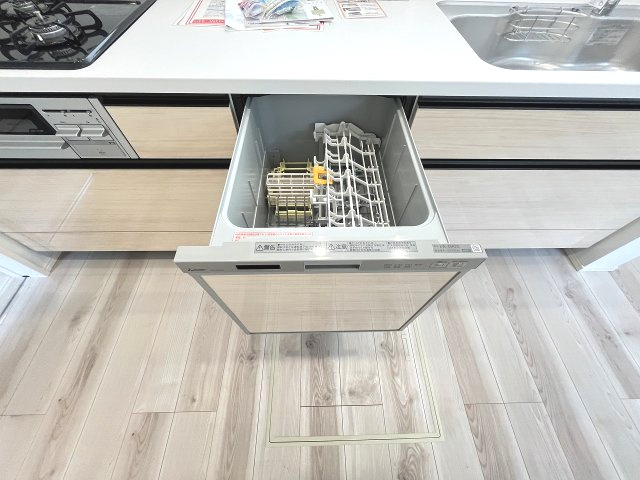 【キッチン】 | 糟屋郡粕屋町江辻6期　1号棟（全1棟）【仲介手数料無料・0円】 | 現地写真。食洗器が付いてます。