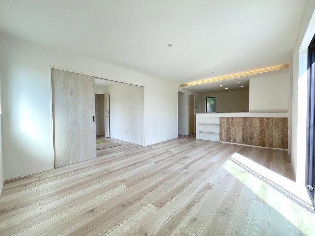 【居間・リビング】 | 糟屋郡粕屋町江辻6期　1号棟（全1棟）【仲介手数料無料・0円】 | 現地写真。リビングです。