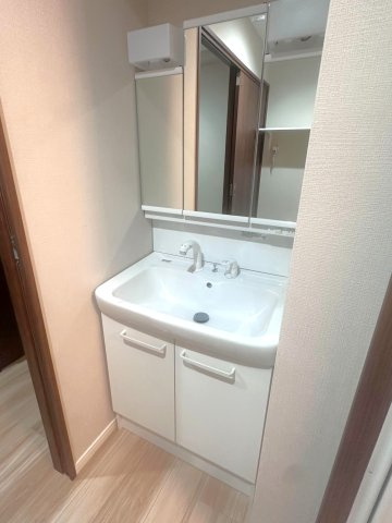 ストークパレス横浜の洗面所|【パウダールーム】
三面鏡タイプの洗面化粧台を採用し、キャビネット収納はぎっしり色々な物を収納でき下部収納もございます。シャワーヘッドタイプを採用しておりますのでお掃除など楽々できます。