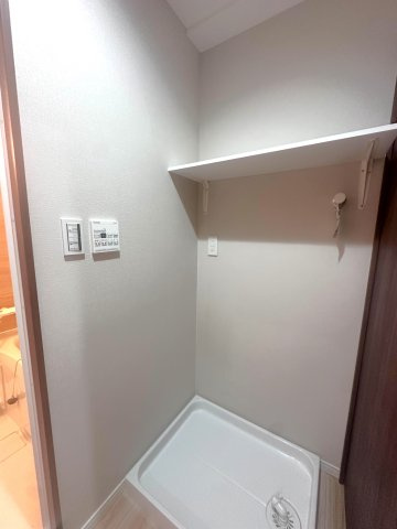 ストークパレス横浜の洗面所|室内の洗濯機スペースは上部に棚もついており、使い勝手がよさそうですね。
広々としたバルコニーにたくさんの洗濯物を干せそうです。