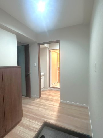 ストークパレス横浜の玄関|広々とした玄関スペース。収納を増設したり、趣味の物をディスプレイしたり、使い方は無数に浮かんできます。