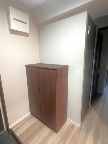 ストークパレス横浜の玄関|スッキリとした玄関。必要に応じて収納を増やすスペースがございます。