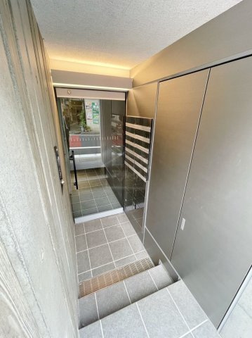 新宿区山吹町の賃貸マンションのエントランス