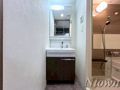 【独立洗面台】 | プレサンス上前津ディアシス | 独立洗面台、小物を置くことができて便利です