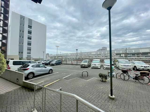 コスモハイツ新大阪の駐車場