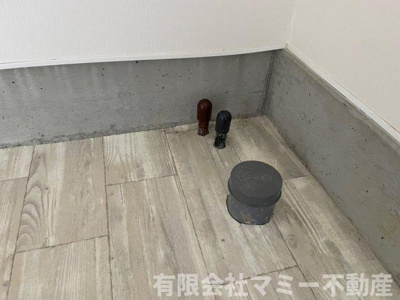 【内装】 | 河原田町店舗事務所I 1棟 | 1F右側部屋奥2　水回り配管