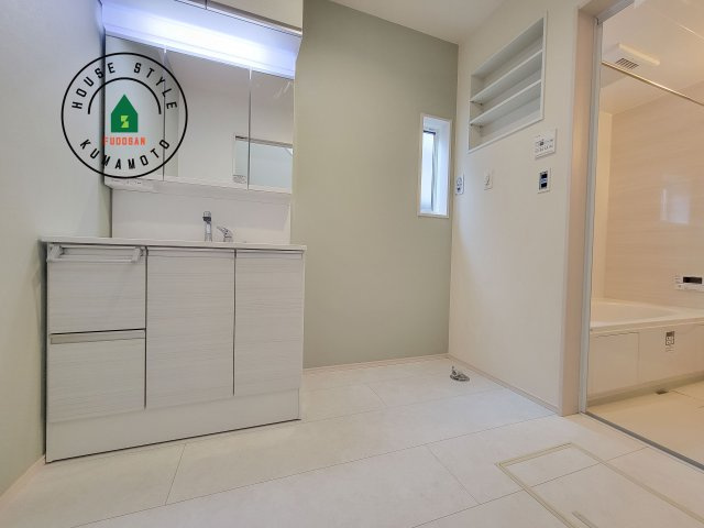 熊本市東区榎町第3-1棟(1号棟)の内観：施工例|ゆとりの洗面スペースで朝の身支度もスムーズに。暮らしを快適に変えるシャワー付洗面台です！