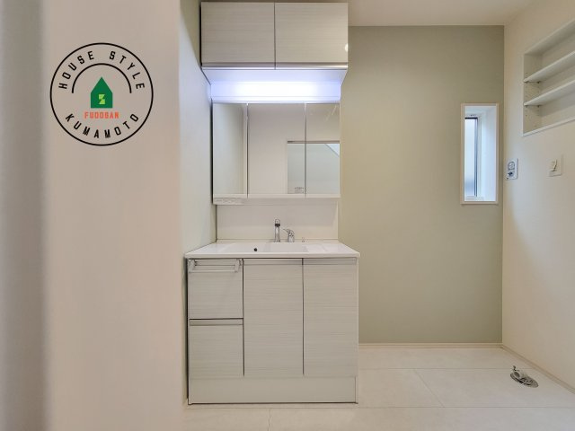 熊本市東区榎町第3-1棟(1号棟)の内観：施工例|毎日使うものだから清潔な空間を保ちたい水回り。洗面にはそんな願いを解消させてくれる収納アイデアが満載です。三面鏡の裏側にはキャビネットが現れ小物から背の高い物まで収納できます。